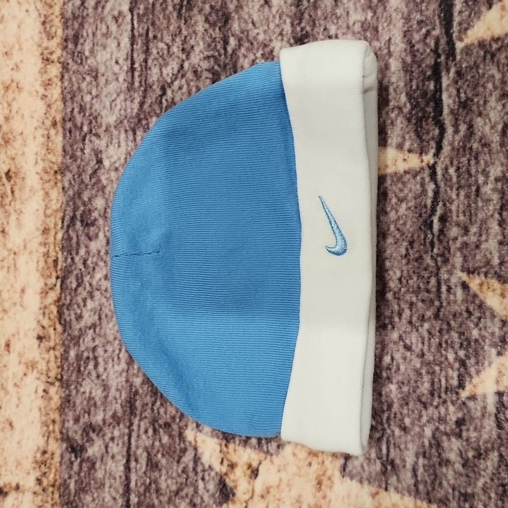 Nike hat and socks 0-6 months - Picture 2 of 7